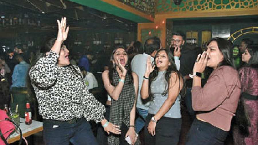 The lovely young ladies quickly caught on to the party vibe and were the first to take to the dance floor. As the night went on, there was no stopping this gang. Chammak challo was the song that got this group of pals up and dancing.