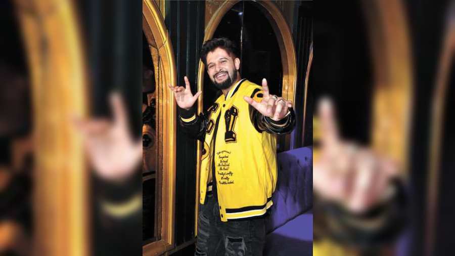 Our camera snapped actor Neil Bhattacharya, who partied with his gang.