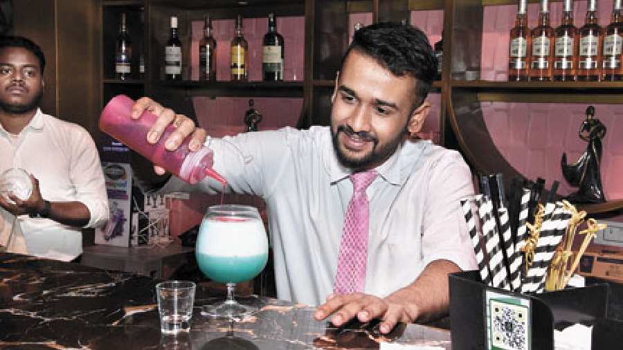 The live bar counter at Makati was an attraction for the crowd on NYE.