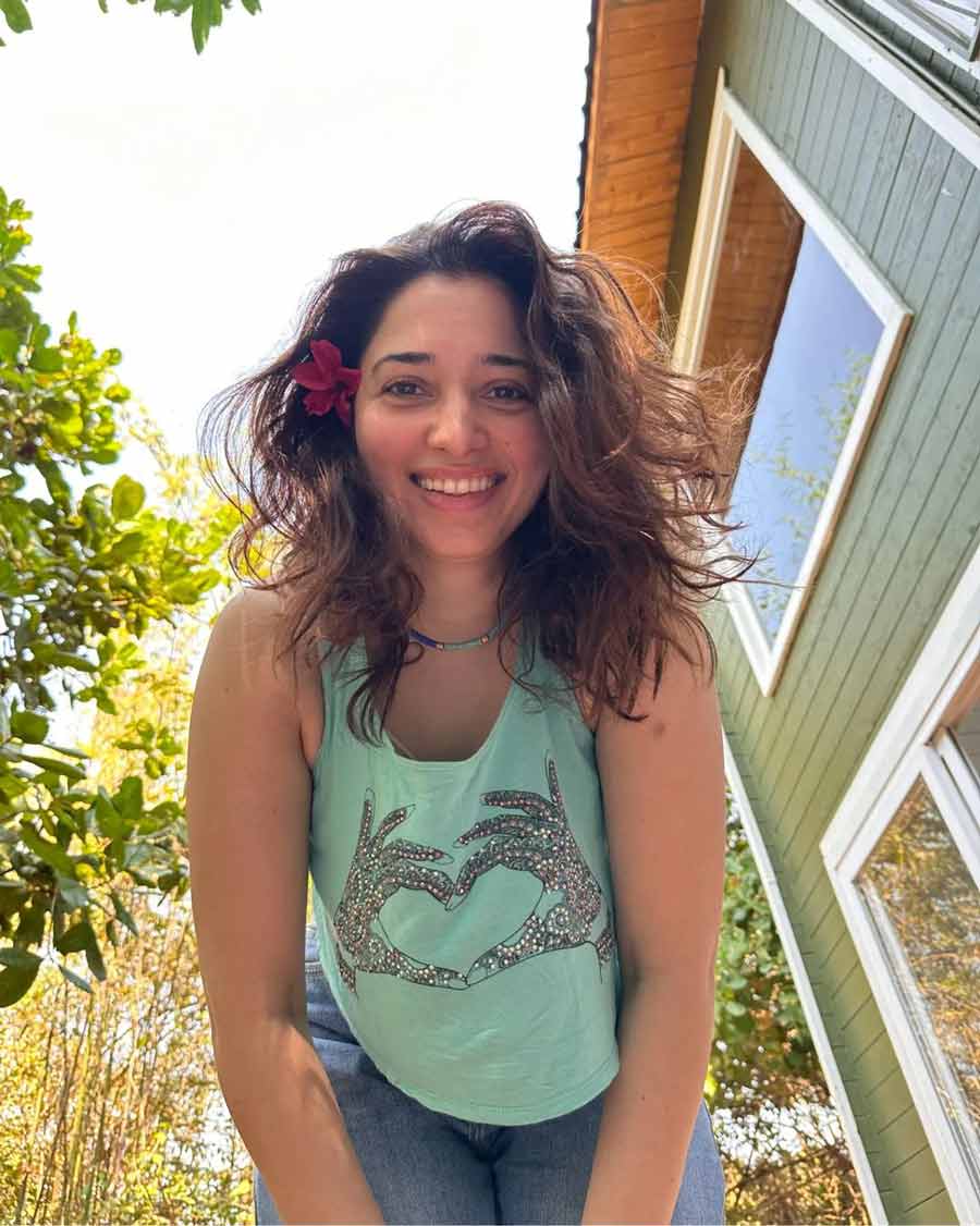 The 33-year-old actress looked happy with a red rose in her hair to kickstart her Goa vacation. 