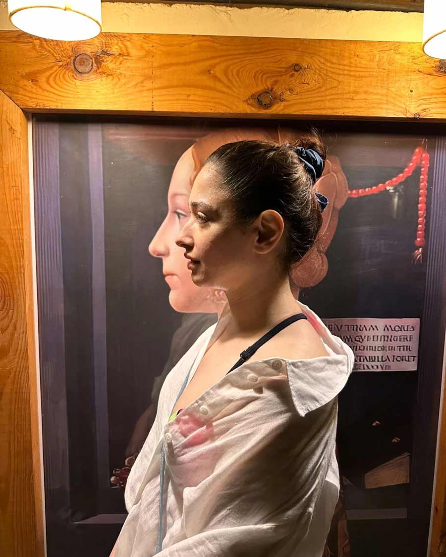 Tamannaah also posed in front of a painting, showing off her similarity with the artwork. 