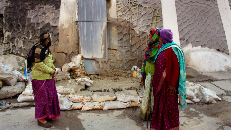  Water oozes out after cracks appeared in the houses due to landslides. 