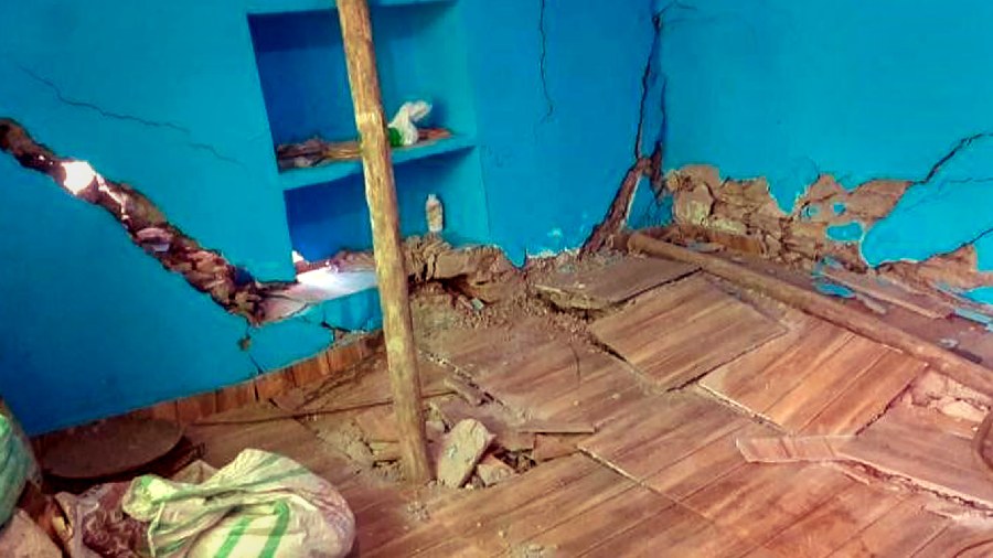 Cracks appear in the houses due to landslides. 