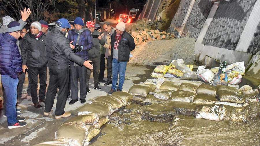 Team of senior officials and experts led by Garhwal Commissioner Sushil Kumar during its visit to assess the cracks appearing in houses in Joshimath. 