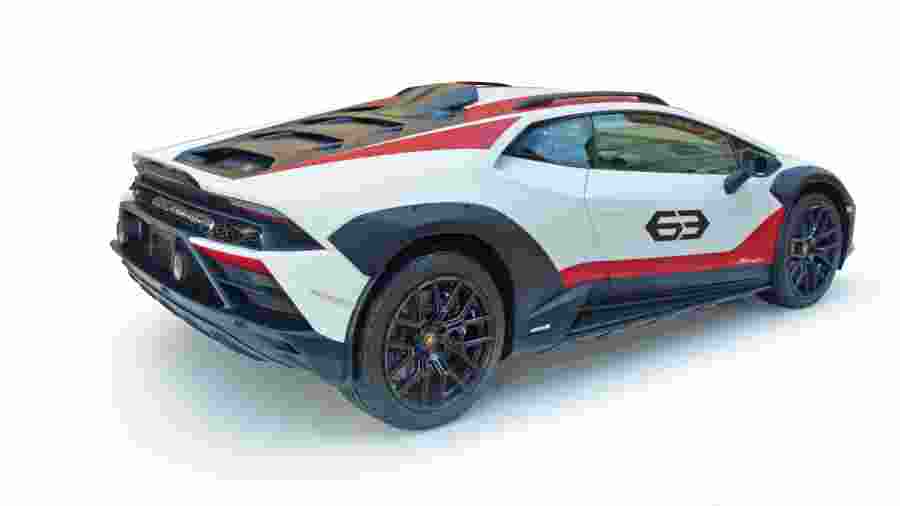 The tail end is more or less stock Lamborghini Huracan with the addition of a rear diffuser. Side skirts in black have been added as well as fender guards in black to prevent stones from damaging the paintwork