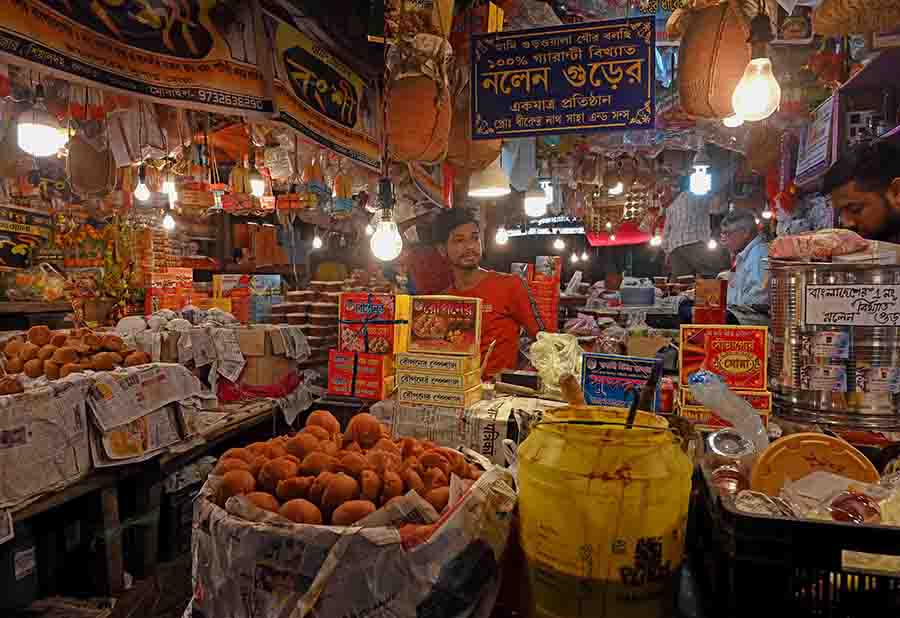 From the ‘parar dokan’ (neighbourhood shop) to shops in markets, from sweet shops to the trusted ‘gurwallah’, jaggery is available almost everywhere in winter. But if there is one place in Kolkata where you can blindly go to for ‘gur’ of the best quality, it is Baithakkhana Bazaar in Sealdah. The wholesale market stocks jaggery of all kinds