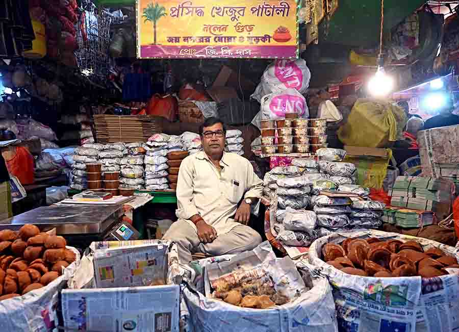 The jaggery comes mainly from Jalongi (Murshidabad), Katwa (Burdwan) and Nadia. The market is set up soon after Kali Puja and gur is available till February-March. At other times, the vendors usually sell vegetables. The price of gur starts from Rs 60 or 65 per kg and goes up to Rs 180 per kg for ‘patali’. ‘Nolen gur’ is sold at Rs100 per kg while ‘muchi’ prices start at Rs 70. “Amader ekhane wholesale ‘daam e gur pawa jae’. ‘Tobe’ market ‘er ja obostha aar’ weather'er joyno gur er daam bere jachche’ ( You can get jaggery at wholesale rates here. But inflation and weather have made it costlier),” said Gopal Chandra Das, the secretary of the Baitakhana Bazaar