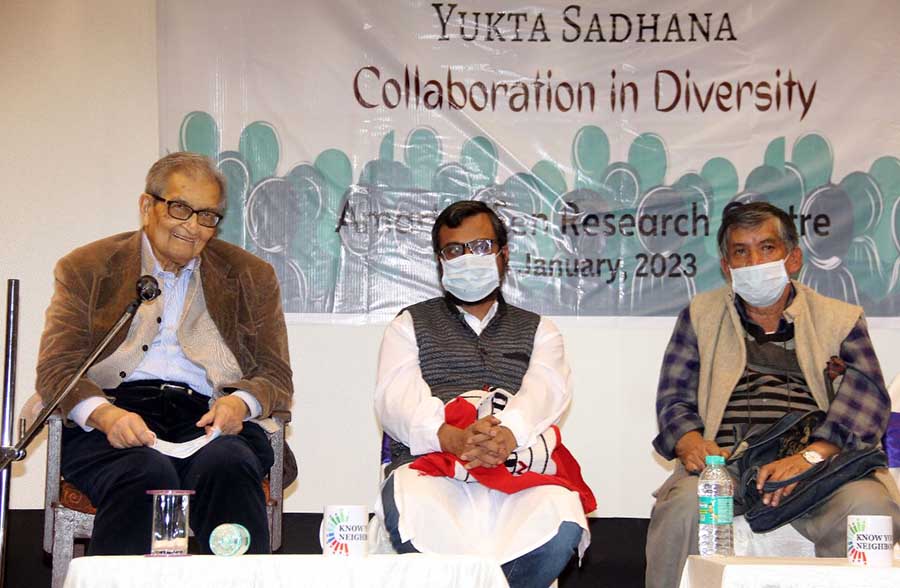 Nobel laureate economist Amartya Sen (extreme left) and other dignitaries at a deliberation organised by Yukta Sadhana 