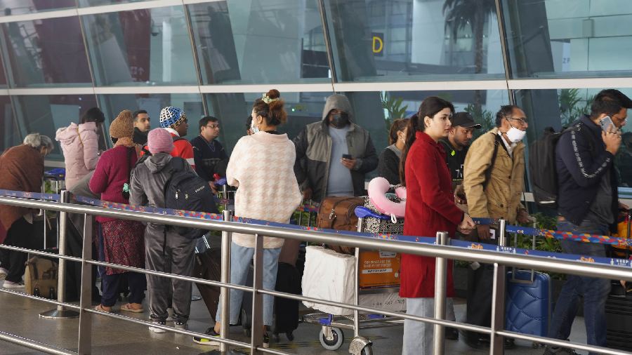 The visibility levels dropped to 25 metres at the Palam observatory, near the IGI Airport, and the Safdarjung observatory, Delhi's primary weather station, an official of the India Meteorological Department (IMD) said. 
