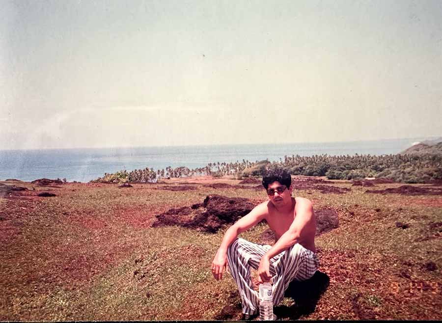 He shared a throwback picture from his visit to Goa in 1991. “Jab main chhota ladka tha, Goa mein ghooma karta tha,” he wrote.
