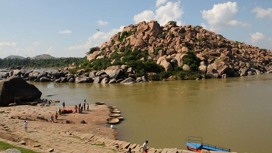 The Rishyamukh Parvat on the banks of Tungabhadra river overlooks the holy site of Chakratirtha and has been mentioned in many major versions of the Ramayana