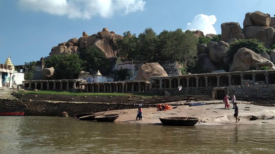 The Yantrodharaka Anjaneya Prana Devaru Temple stands close to the boulders on the banks of the Tungabhadra