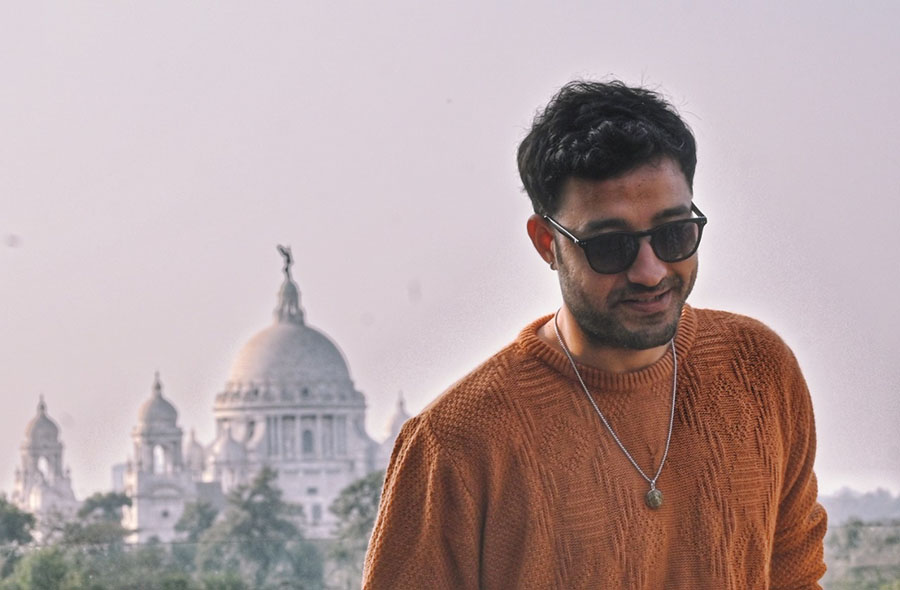 Actor Paresh Pahuja also attended the song launch and posed in front of Victoria Memorial. 