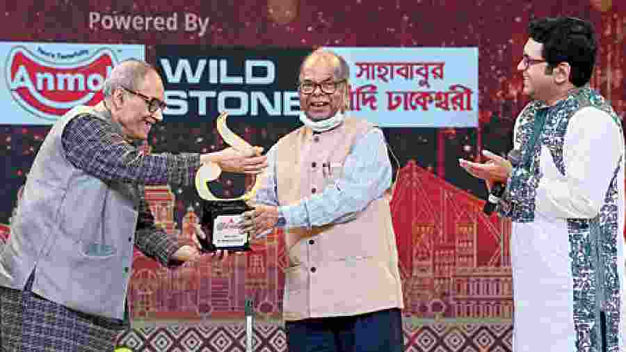 The concluding award of the evening was the Serar Sera Samman that has been awarded to noteworthy personalities like Sourav Ganguly, Mamata Banerjee, Pranab Mukherjee, Sabyasachi Mukherjee and others in the past. This year it was handed over to the maverick raconteur Manishankar Mukhopadhyay (right) who needs no introduction to those who are attached to the Bengali literary world and whose outstanding work includes Chowringhee. “When I was writing Chowringhee we had no electricity. My mom and I would read story books under a hurricane light,” remembered the octogenarian.