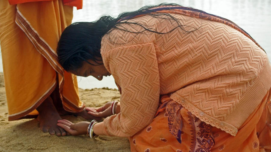 A Vaishnavi woman touching her Guru’s feet
