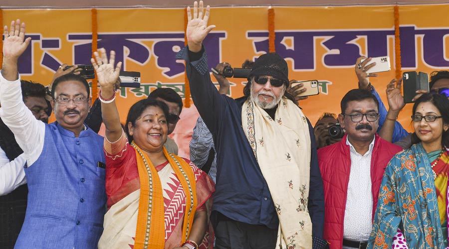 Mithun Chakraborty Slams Trinamool Over Party's Poribortan Slogan