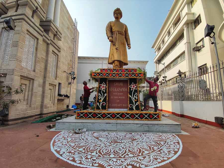 Workers decorate a statue of Swami Vivekananda at his ancestral house in north Kolkata on Wednesday on the eve of his birth anniversary 