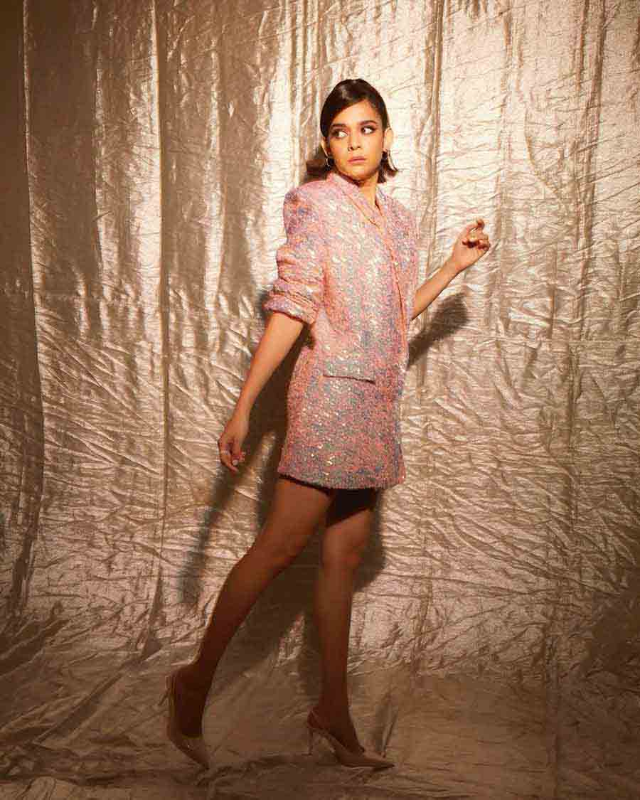 Mithila shined in a glitter pink skirt and suit paired with matching high heels and slicked-back hair. 