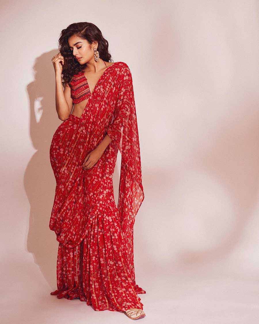 The Karwaan actress looked gorgeous in a red sari paired with a stylish blouse and jhumkas. 