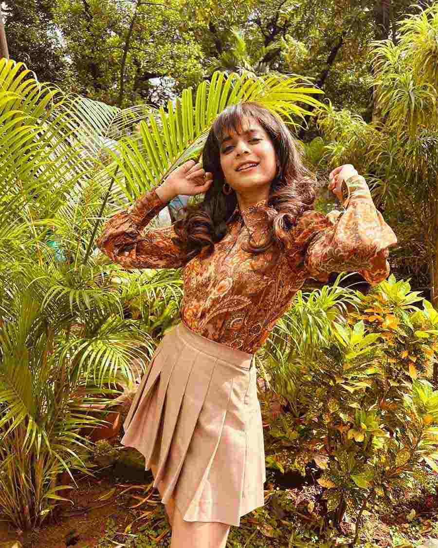 Channeling the ’90s, Mithila paired a graphic brown shirt with a tennis skirt and let her fringes do the talking. 