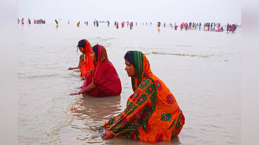Pilgrims taking bath in the ocean during Gangasagar fair 