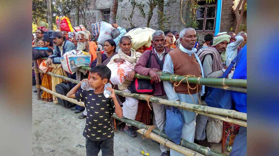 Long queue at Kakdwip to board public launches heading for Sagar Island