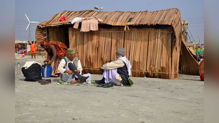 Pilgrims relaxing in front of temporary shades made of Hogla 