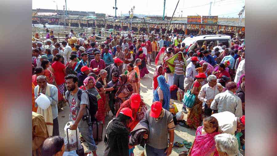 Crowd of pilgrims in front of Sage Kapil's temple at Gangasagar fair