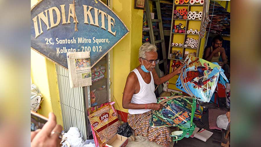 The father and son who keep kites flying in Kolkata skies