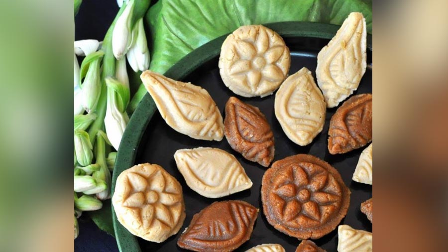 The ‘Nabanna’ offering includes sandesh made with ‘notun gur’ or ‘nolen gur’