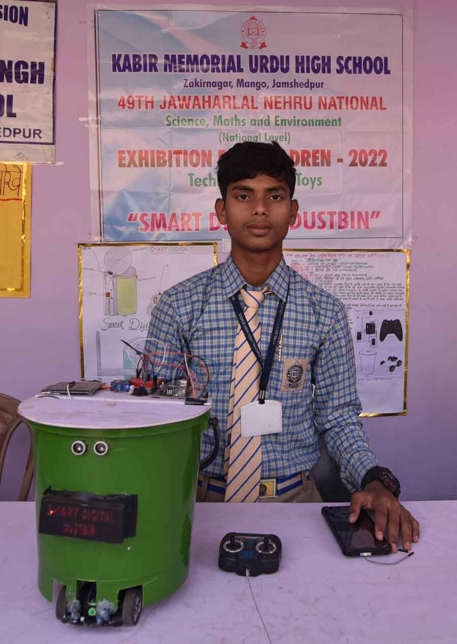 Describing his model, Mohammad Rahim, from Kabir Memorial Urdu High School, Jamshedpur said, “This is a smart digital dustbin which doesn’t need physical contact.  The sensor works when one places his/her palm 30cm above the lid, the dustbin opens automatically. It closes after five seconds. This can be highly useful for hospitals. I completed this project in two days.’’ 