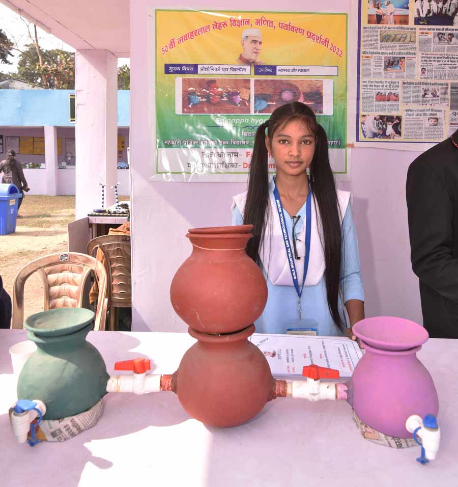 Falak Sheikh from Sahkari PGH/School Patkhauli Bagahaz, West Champaran, Bihar presented an innovative way of having gol gappas.  “This is a ‘Hygiene Gol gappa Pot’. It has a filter pot in the centre with pipes on both sides which can be regulated by keys. These pipes are attached to two more pots. When water is poured into the pot, it gets filtered. The side pots contain sweet and sour water. Consumers can regulate the side tap to add on the sweet/sour flavour to suit their taste.’’ 
