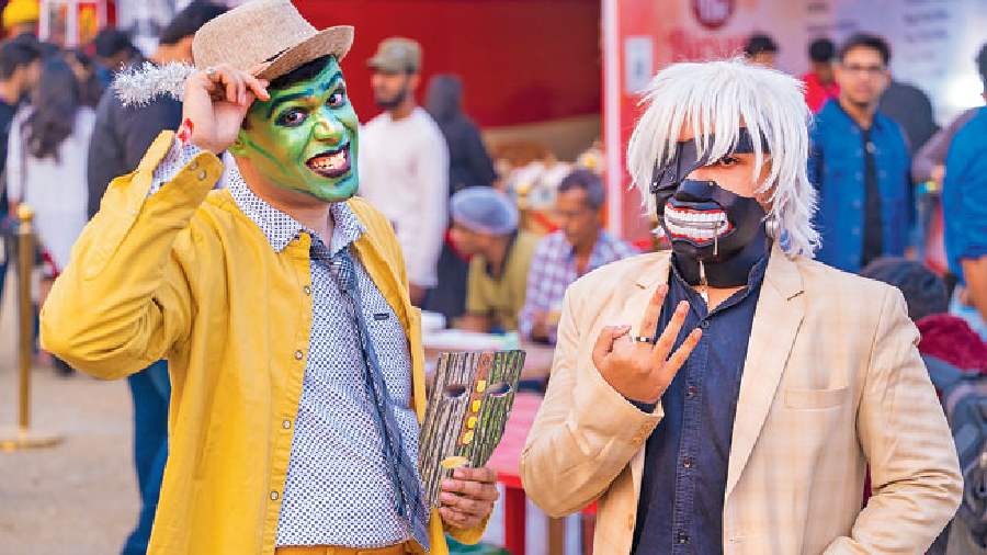 The Mask and Ken Kaneki (from Tokyo Ghoul) get ready for the Cosplay competition by DC Community of Bengal