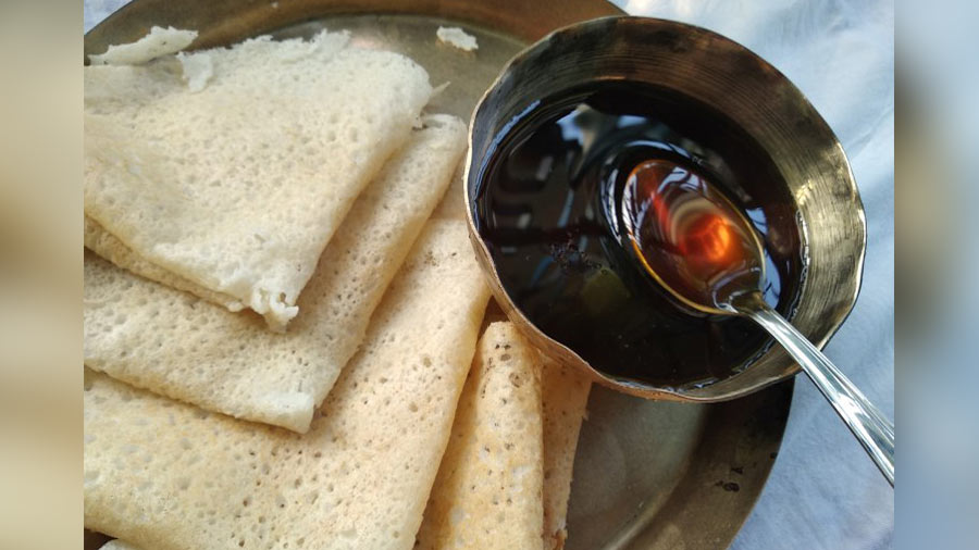 The Kholasapori Pitha is like Bengal’s Shoru Chakli (in picture)