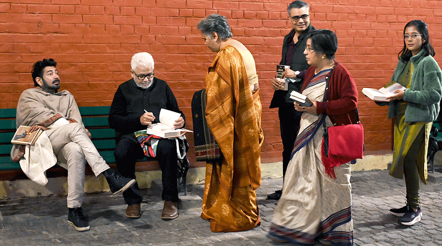 Visitors queue up to get books signed by Amitav Ghosh and Siddhartha Mukherjee after the “prologue” to the 11th edition of the Tata Steel Kolkata Literary Meet on Friday evening.