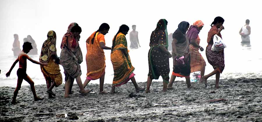 A group of pilgrims on their way to take a dip in the Ganga on the occasion of Makar Sakranti. Around 3,500 devotees availed of the ‘e-snan’ service, in which the holy water of Gangasagar is delivered to the doorstep, said West Bengal Minister of State for Power and Sports Aroop Biswas