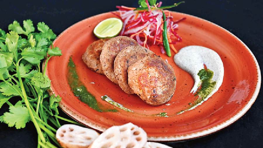 Nadru Ke Kebab: Lotus stem is a big part of Kashmiri vegetarian cuisine and we absolutely loved this mashed lotus stem spicy kebab that was served with a creamy walnut chutney.