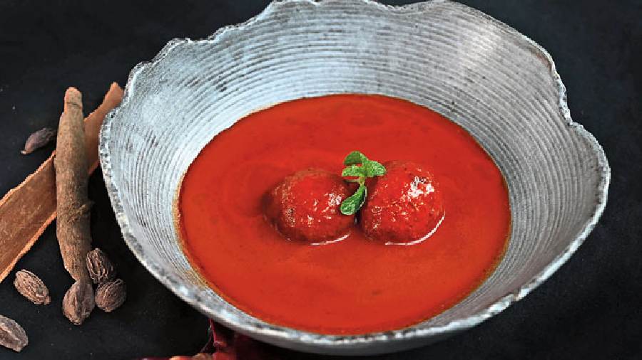 Lamb Rista: A rista is a special meatball that is crafted by thoroughly pounding lamb chunks under a wooden small log, to create a paste that is then boiled in broth to create a ball. The yoghurt, saffron and chillibased gravy is soaked up well by the dumpling. 