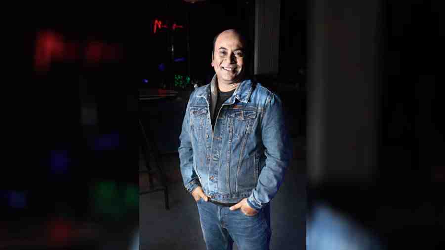 Anirban Chakrabarti aka detective Ekendra Sen at the success party of the Hoichoi series Eken Babu Ebar Kolkatay at Trapeze. Talking about the overwhelming love Eken Babu Ebar Kolkatay has received, Anirban said, “This is the sixth season of the show and I’m still overwhelmed by the love received by the show and the characters. I thought I’d be habituated by now, but it still gives me the same joy and excitement and a drive to do better. Saying that I’m grateful would be an understatement for sure.” 