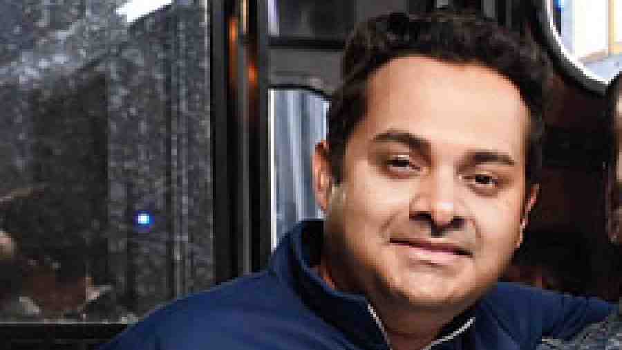 Somak Ghosh plays the role of Pramatha in this thriller. Pramatha is Eken’s companion along with Bapi. He is an empiricist at the University of Chicago.