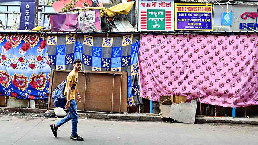 Gariahat hawkers choose ugly cloth pieces over plastic sheets to cover stalls