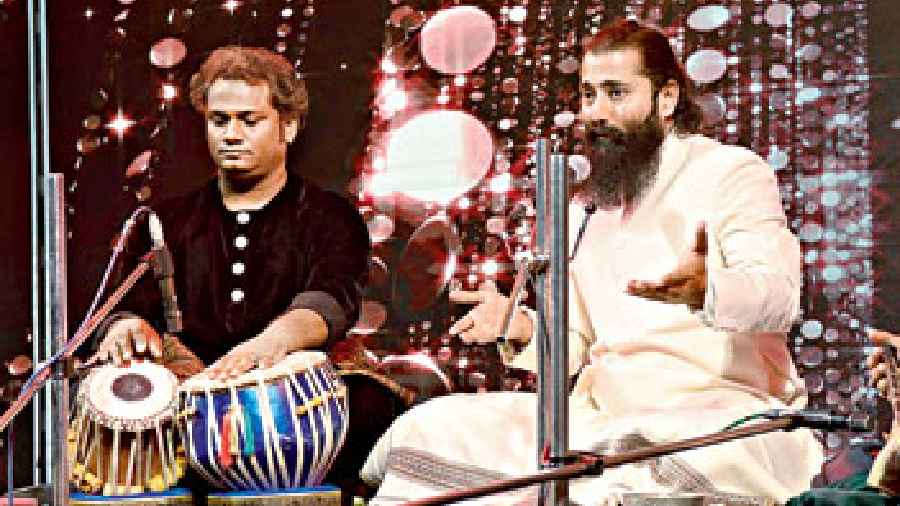 Askari Naqvi took the stage for a mesmerizing Dastangoi. Accompanied on the tabla and sarangi, Naqvi’s elegant yet emotive tone told tales of time past yet contemporary.