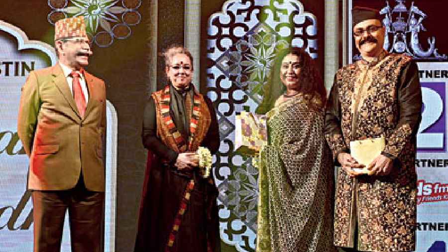 Among the many contributions of Nawab Wajid Ali Shah lies his influence on fashion, especially on the locals when he moved to Calcutta. Honoring that and making the evening more interesting were a series of awards like that to the Best Dressed Couple, won by Sandeep and Bhawna Shah (picture above), Best Dressed Man, won by Colonel Ramesh Dadlani (centre in picture below) and Best Dressed Woman, won by Jyoti Sapru (extreme left in picture below)
