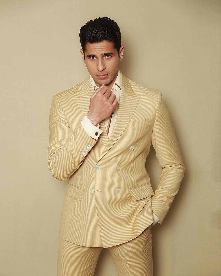 Putting a stylish spin to beige, Sidharth wore a Shantanu and Nikhil beige suit with a white printed shirt. 