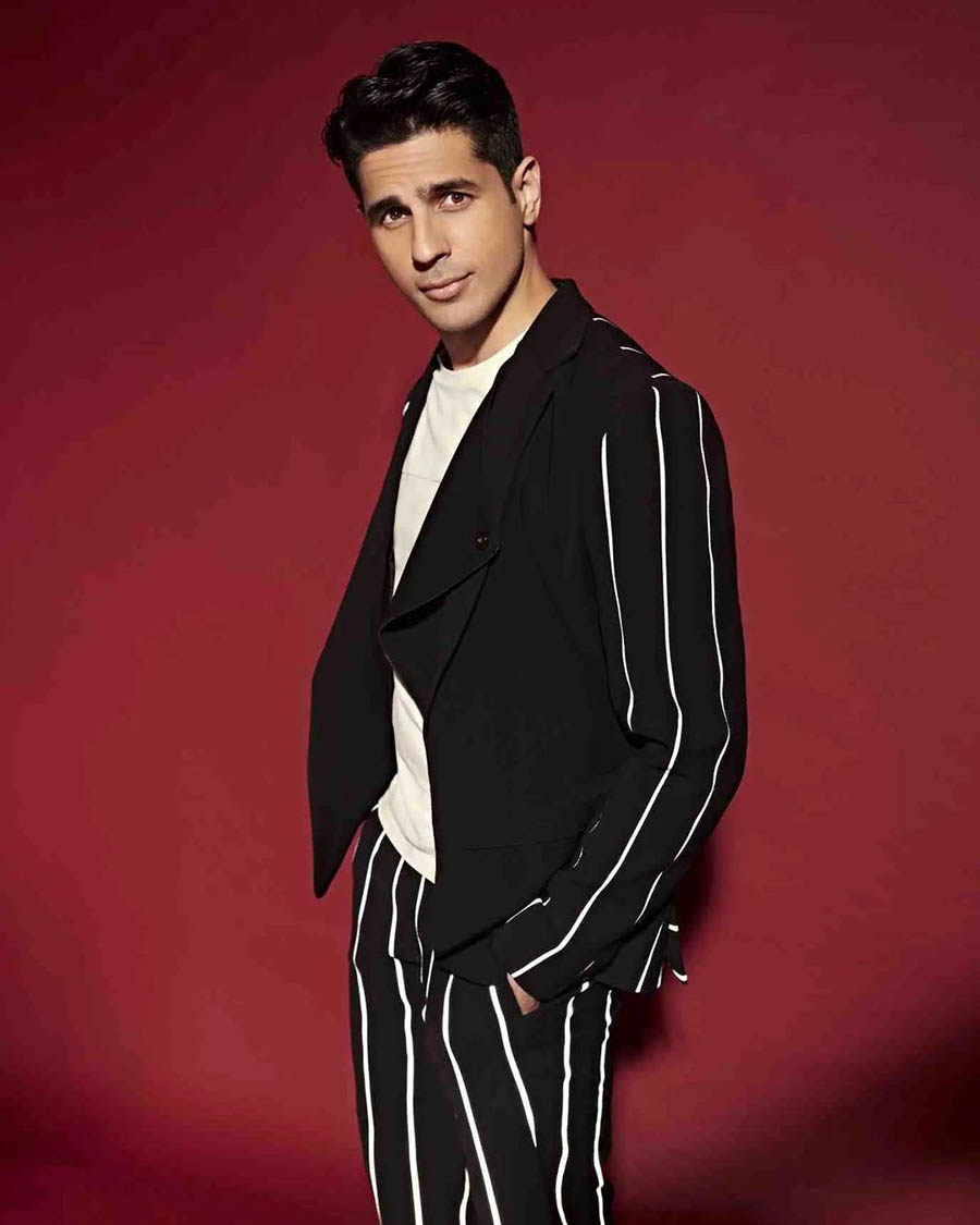 Putting a unique spin to pin-stripe suits, Sidharth opted for a stylish blazer to make a statement. 