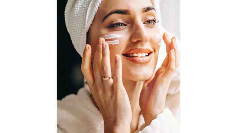SKIN CYCLING: A new trend in the skin care and beauty industry is skin cycling. The focus here is to look at skin care as a weekly conduct and not a daily regimen. Skin cycling incorporates various ingredients across the week depending on the skin’s needs. Skin cycling is beneficial to minimise the irritation caused by skin-care overdose. If using too many actives in skin care can inflame the skin, skin cycling tries to get the most out of ingredients without overstressing the skin barrier.