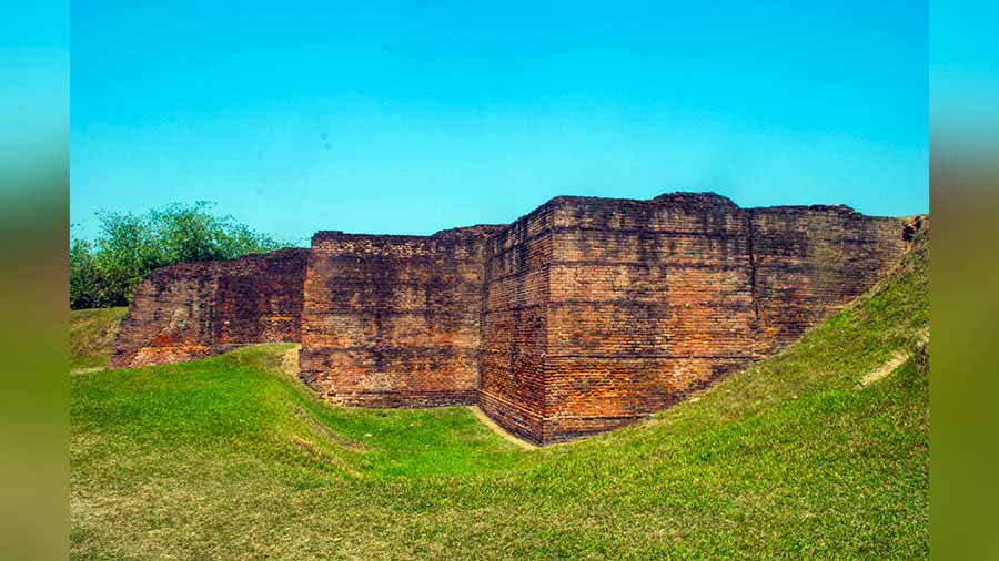 The towering walls of the main structure of Ballal Dhipi