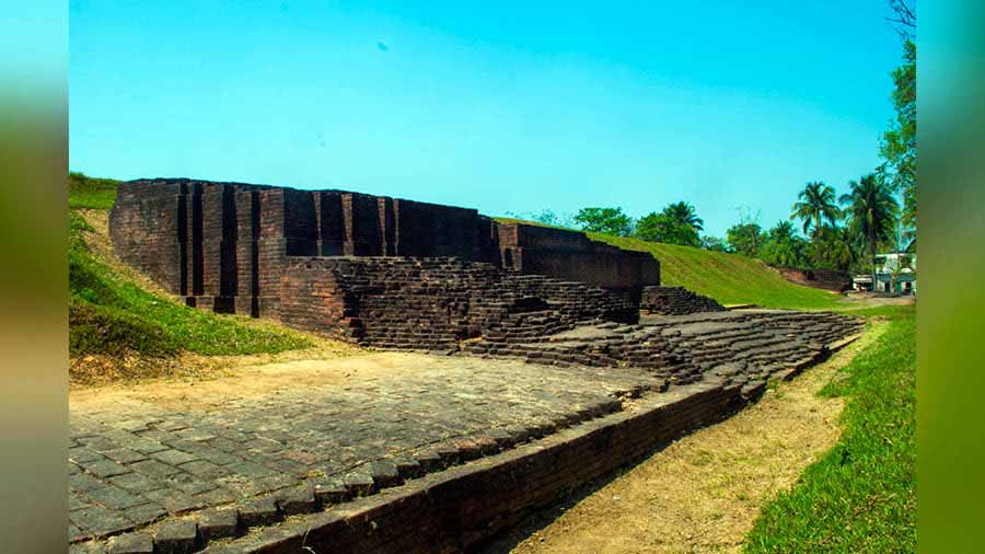 A portion of the outer wall of Ballal Dhipi
