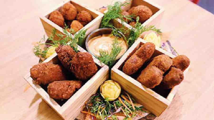 The Non-Veg Box includes crispy and flavourful finger foods like chicken wings, chicken popcorn, chicken nuggets and chicken balls.