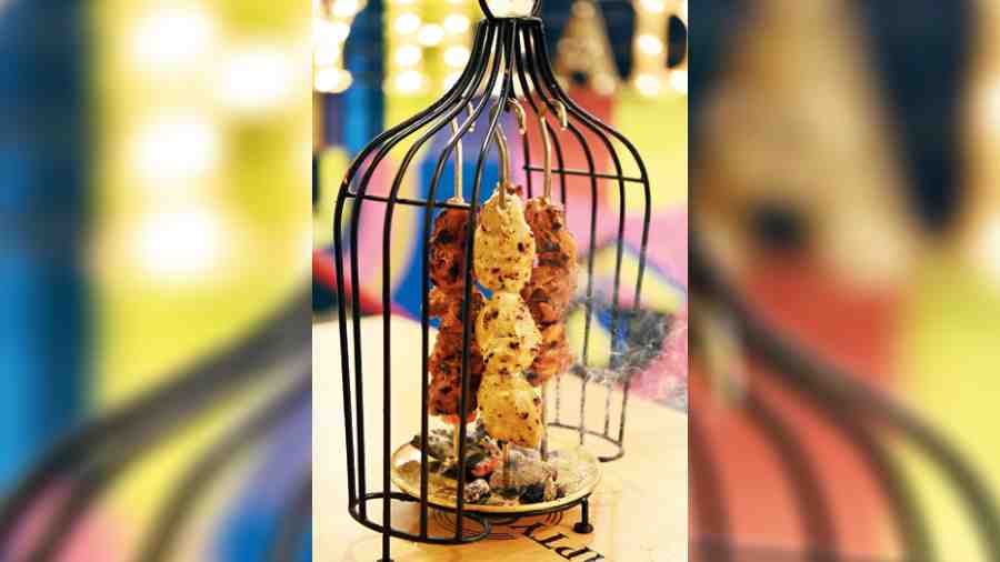 Tandoori Non-veg Platter includes luscious chicken reshmi kebab, chicken tikka kebab, fish tikka kebab and prawn kebab, smoked to perfection with the sizzling live coal.